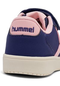 Granatowe buty sportowe z różowymi akcentami, charakteryzujące się gładką powierzchnią, zapięciem na rzep i teksturowaną gumową podeszwą z rowkami.