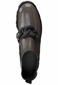 Bottine brillante marron avec une semelle en caoutchouc, un intérieur doux et un lien en chaîne noire proéminent sur le dessus.