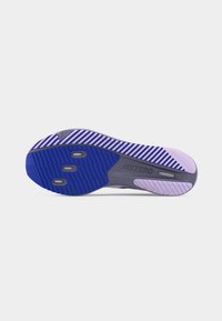 Σόλα παπουτσιού τρεξίματος Adidas Adizero σε μπλε, μοβ και γκρι με ριγωτό σχέδιο πρόσκρουσης και σημεία για προσάρτηση αγκράφων.