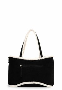 Sort ruskinds tote taske med hvit falsk pelskant, med to sorte håndtag og en frontlomme med lynlås og en kvastdetalje.