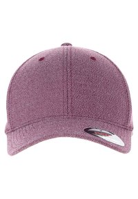 Burgunderfarget baseballcap laget av teksturert stoff, med en buet brem, seks ventilasjons hull, og et merke klistremerke på siden.