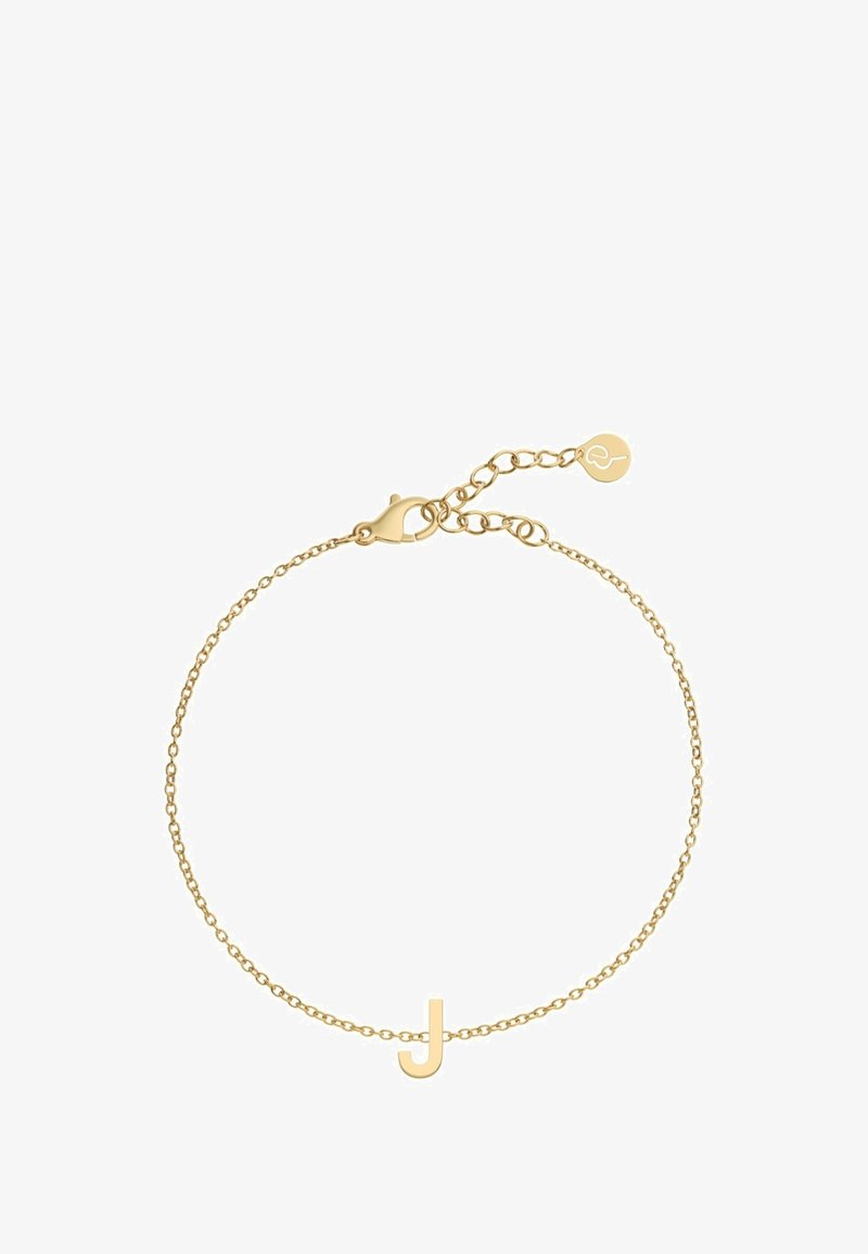Pulsera de cadena de oro con un cierre sencillo y un pequeño charm con la letra 'J', en un delicado diseño de eslabones texturizados.