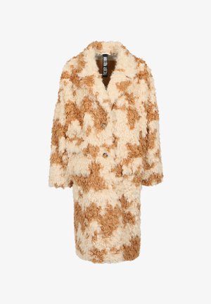 Cappotto peloso in tonalità crema e marrone, caratterizzato da un colletto con alette, chiusura doppiopetto e due grandi bottoni. Tessuto morbido e testurizzato.