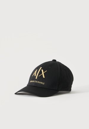 Czarna czapka bejsbolowa z zakrzywionym daszkiem, z przodu złote haftowane logo A|X i Armani Exchange.