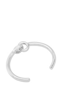 Bracelet en métal argenté avec un design lisse et courbé, et un lien d'accent circulaire, avec une finition polie et des extrémités ouvertes.