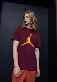 Jordan JUMPMAN SS CREW - T-shirt estampada - cherrywood red/taxi