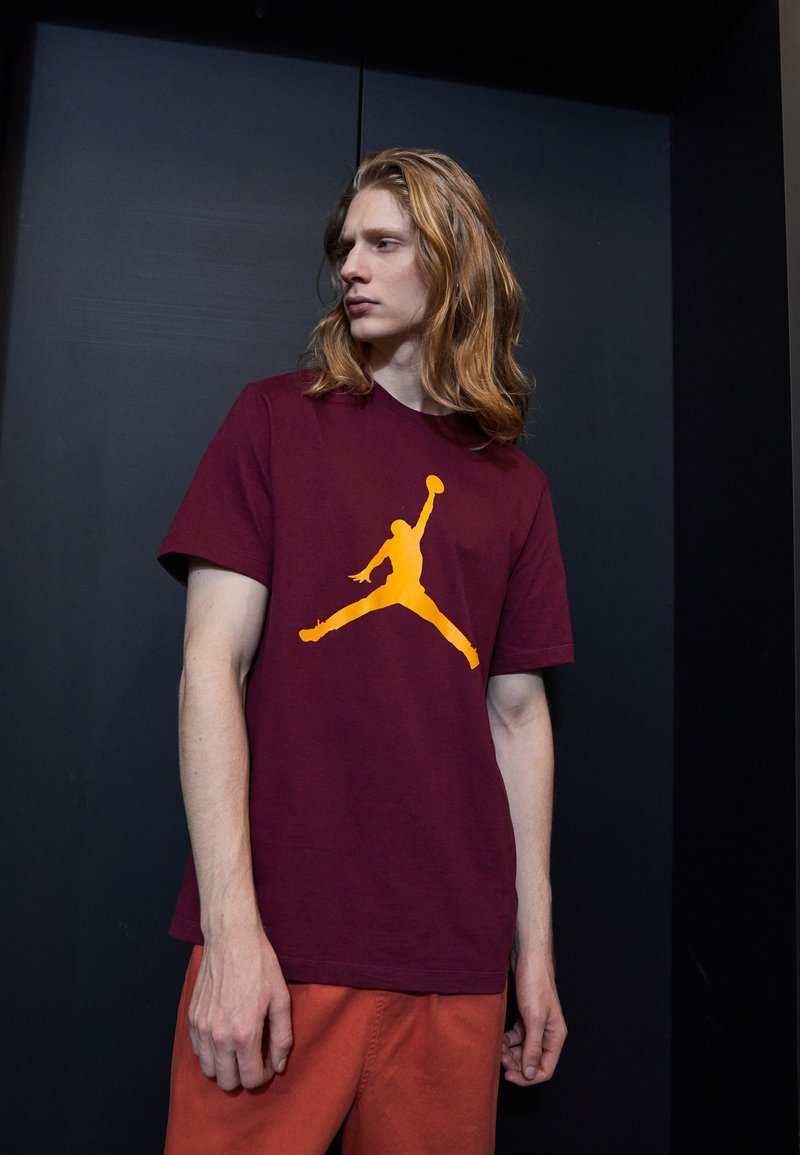 Jordan JUMPMAN SS CREW - T-shirt estampada - cherrywood red/taxi