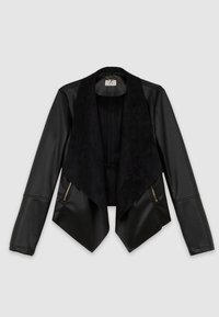 Černá bunda s drapovaným límcem, kombinující kožené a nubukové textury, s asymetrickým střihem a kapsami na zip.