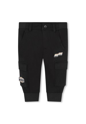Sorte cargo-bukser til børn med elastiske manchetter, knaplukket talje, sidelommer og dekorative patches med teksten "BOSS" og et stribet emblem.
