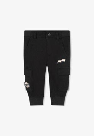 Sorte cargo-bukser til børn med elastiske manchetter, knaplukket talje, sidelommer og dekorative patches med teksten "BOSS" og et stribet emblem.