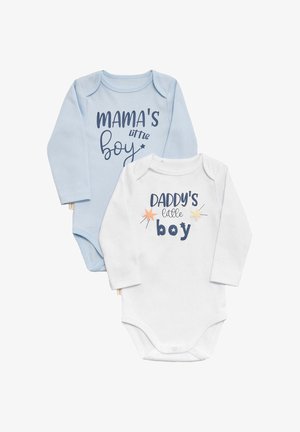 Dos bodies de manga larga: uno en azul claro con el texto "El niño de MAMA" y otro en blanco con el texto "El niño de PAPÁ", ambos en color navy.