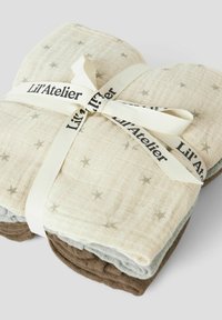 Sæt af tre bløde bomulds muslinklude i creme med grå stjerner, lys grå og mørkebrun, bundet med et mærkeribbon.