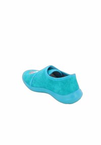 Turquoise instapschoen van zacht suede materiaal, ronde vorm, elastische kraag en geborduurd eenhoornontwerp op het teen gebied.