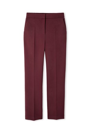 Pantalons bordeaux avec une texture lisse, dotés de deux poches avant et d'une coupe ajustée avec des plis sur le devant.