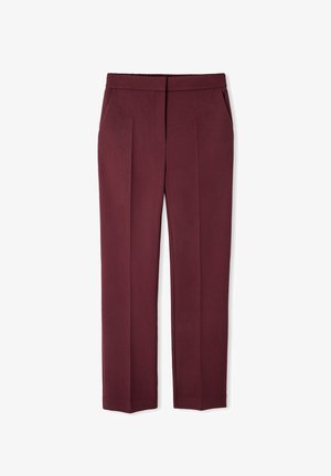 Pantalons bordeaux avec une texture lisse, dotés de deux poches avant et d'une coupe ajustée avec des plis sur le devant.