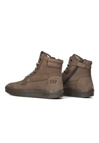 Bruine synthetische hoge laarzen met vetersluiting aan de voorkant, zijrits en gestructureerde panelen. "HIP STYLE" logo op de hak en zool.