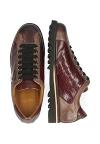 Herresnor-sneakers med brunt og burgunder struktureret læder og tykke sorte robuste såler, vist fra top- og sidevinkler.