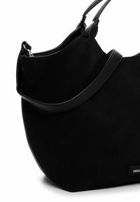 Borsa a tracolla in suede nero con forma arrotondata, strap in pelle e una piccola etichetta del marchio visibile vicino al bordo inferiore.