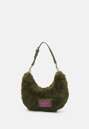 Sac à main en fausse fourrure vert olive en forme de croissant avec une bandoulière réglable et un patch rose "Versace Jeans Couture" à l'avant.