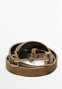 Cintura in suede marrone con finitura liscia, dotata di una fibbia in metallo dorato e di un anello, arrotolata in forma circolare.