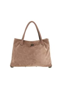 Braune Wildleder-Tote-Tasche mit zwei Ledergriffen, auf der Vorderseite mit einem Logo und metallischen Akzenten am Boden. Glatte Textur, rechteckige Form.