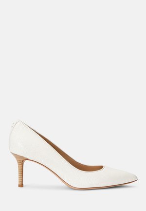 Witte pump van getextureerd leer met puntige neus, gestapelde houten midhoge hak en een gladde, beige binnenvoering.