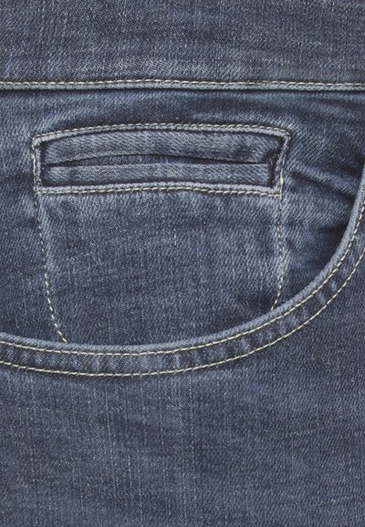 Tascone posteriore in denim blu scuro con cuciture bianche a contrasto. Presenta bordi arrotondati e una piccola apertura nella parte superiore per gli oggetti.