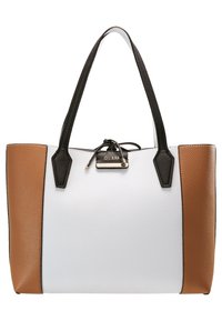 Sac cabas avec centre blanc, panneaux latéraux marron, poignées noires et fermeture avant portant l'inscription "GUESS" sur fond blanc uni.
