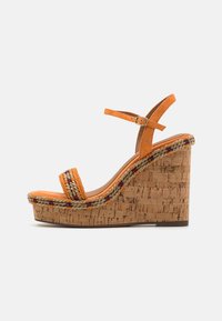 Orange Wedgesandalen mit Korkplattform, geflochtenen Details in Beige und Lila sowie einem verstellbaren Knöchelriemen. Weicher Wildleder-Look.