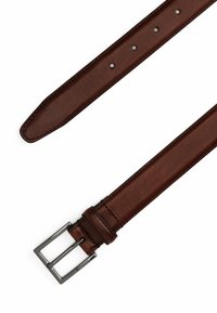 Ceinture en cuir marron avec une texture lisse, boucle rectangulaire en métal argenté et plusieurs trous pour l'ajustement. Les bords cousus ajoutent du détail.