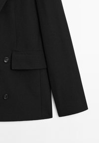 Černý blazer s klasickým designem, dvěma knoflíky, náprsní kapsou a textilním materiálem s hladkým povrchem.