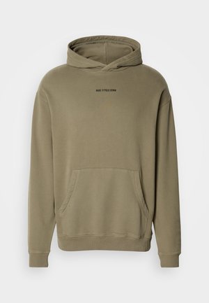 Sweat à capuche vert olive avec poche kangourou à l'avant et texte "MARC O’POLO DENIM" centré sous le col.