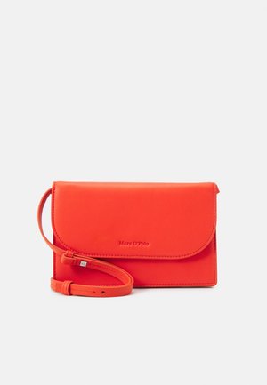 Feloranje Marc O'Polo leren crossbodytas met klepsluiting en verstelbare band op een lichte achtergrond.