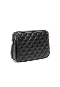 Črna prešita usnjena torba z dvojno zadrgo, pravokotne oblike, teksturirano površino in subtilnim sijajem ter z zlatimi kovinskimi dodatki.