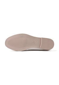 Suola di scarpa bianca con superficie testurizzata e rigata e una leggera curvatura. Presenta una intersuola beige con una forma arrotondata.