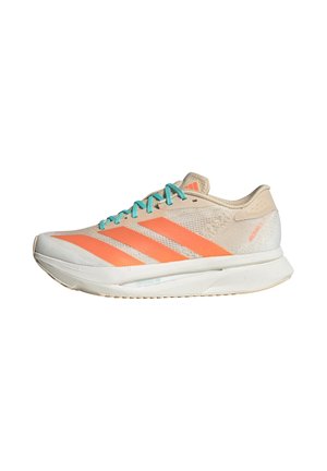 Ανοιχτό μπεζ αθλητικό παπούτσι Adidas με τρεις πορτοκαλί ρίγες, τυρκουάζ κορδόνια και λευκή μαξιλαρωτή σόλα.