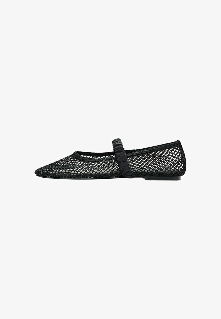 Chaussure plate noire en maille avec un bout pointu et une bride élastique sur le dessus du pied.