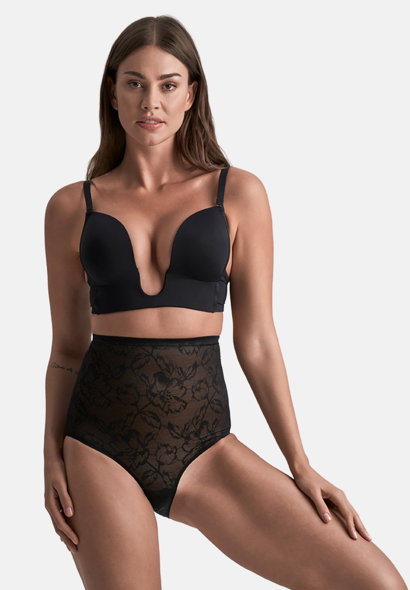 Zwarte plunge bh met gevormde cups en verstelbare banden, gecombineerd met hooggewaisted sheer zwarte slipjes met een bloemenpatroon.