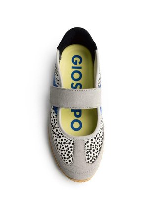 Scarpa casual da donna senza lacci con cinturino in camoscio grigio, tessuto nero e bianco maculato, soletta gialla e marchio blu su sfondo bianco.