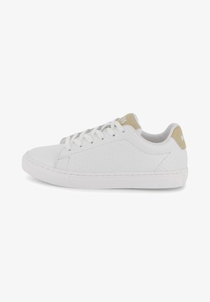 Zapatillas blancas con una parte superior texturizada, cordones planos, puntera redondeada y un acento beige contrastante en el talón con branding en relieve.