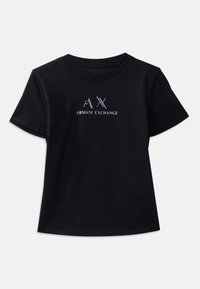 Juoda trumpa rankovėmis marškinėliai su apvaliu iškirpimu. Yra "AX" logotipas ir "ARMANI EXCHANGE" tekstas kontrastingomis baltomis ir metalinėmis akcentais. Minkšta medžiaga.