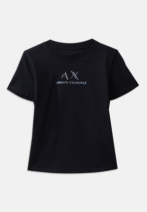 T-shirt nera a maniche corte con collo rotondo. Presenta il logo "AX" e la scritta "ARMANI EXCHANGE" in bianco a contrasto e accenti metallici. Tessuto morbido.