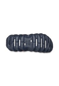 Zool van een marineblauwe Crocs-schoen met gestructureerde groeven en ventilatiegaten, met zichtbaar formaat en merklogo.