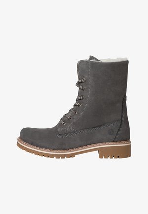 Graue Wildleder-Ankle Boots mit schnürbarem Vorderteil, texturierter Oberfläche, Gummisohle und kontrastierenden tanfarbenen Sohlenakzenten. Verstärkter Absatz und Nähdetails.