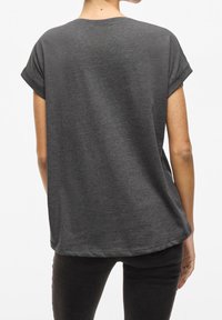 Chemise à manches courtes gris foncé avec une coupe ample, dotée d'un col rond et de poignets retroussés, réalisée en tissu doux et texturé.