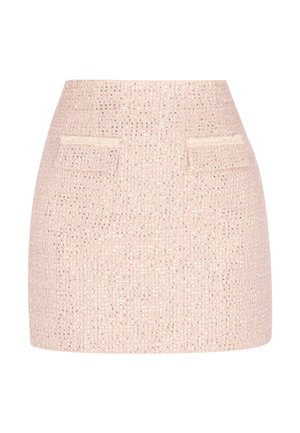 Rosa Tweed Minirock mit Textur, ausgestattet mit zwei kleinen vorderen Taschen und einer taillierten Silhouette.