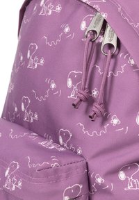 Mochila morada con patrones de perros de dibujos animados blancos. Dos cremalleras plateadas con cordones morados y tela texturizada. Diseño compacto.