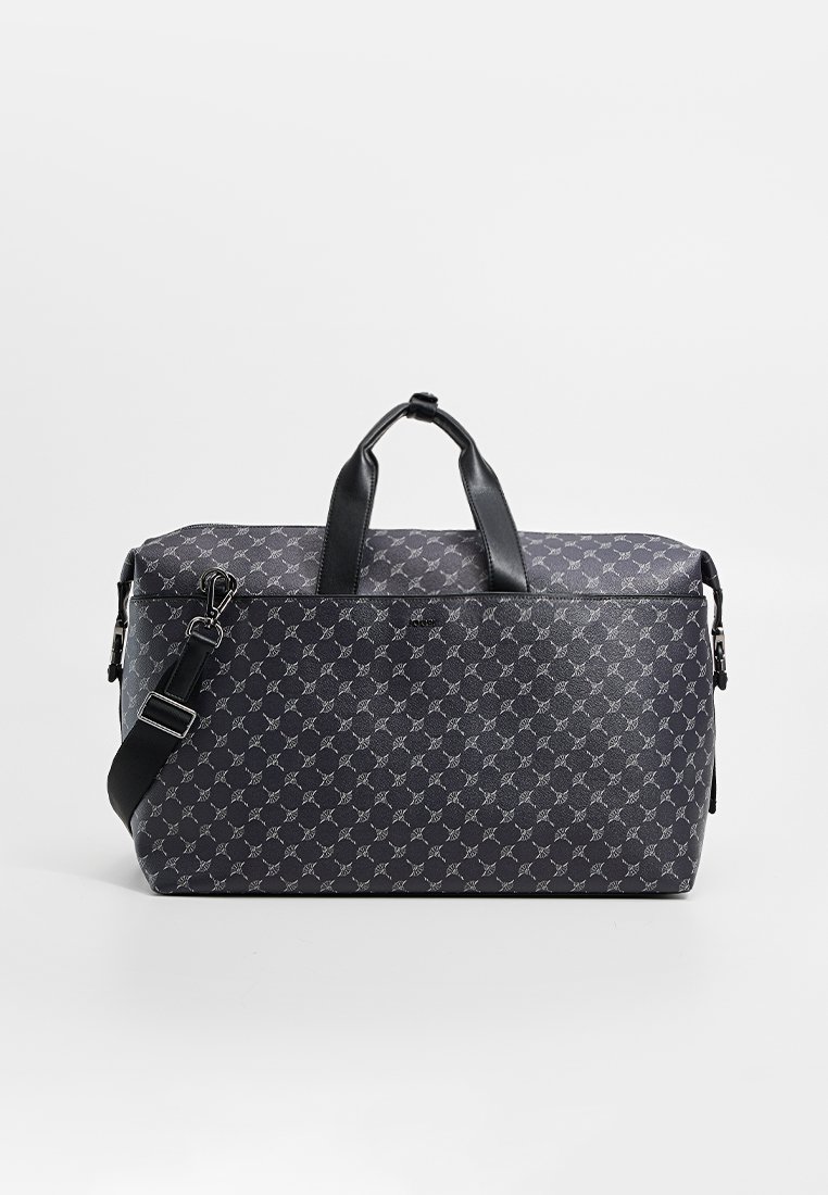 Schwarze Reisetasche mit Muster, oberen Tragegriffen und verstellbarem Schultergurt vor einem schlichten weißen Hintergrund.
