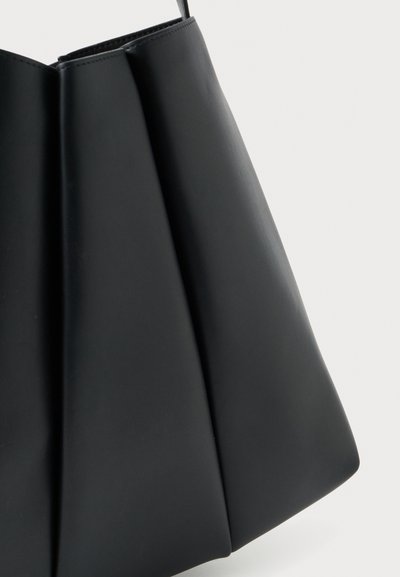 Geantă neagră cu un design elegant și structurat, având o textură plisată. Fabricată din piele netedă cu un finisaj mat.