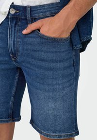 Only & Sons ONSWEFT NORMAL GESCHNITTEN - Kratke hlače od trapera - medium blue denim